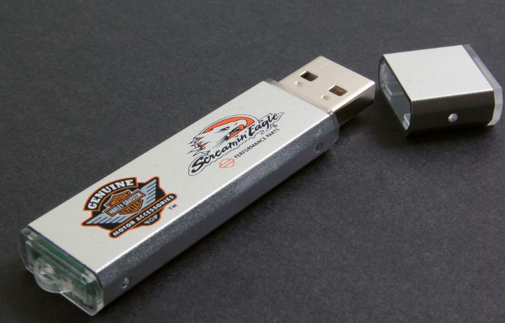 100% Design USB Flash Drive